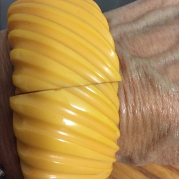 Vintage Carved Bakelite Huge Creamed Corn Bracelet - Picture 5 of 5